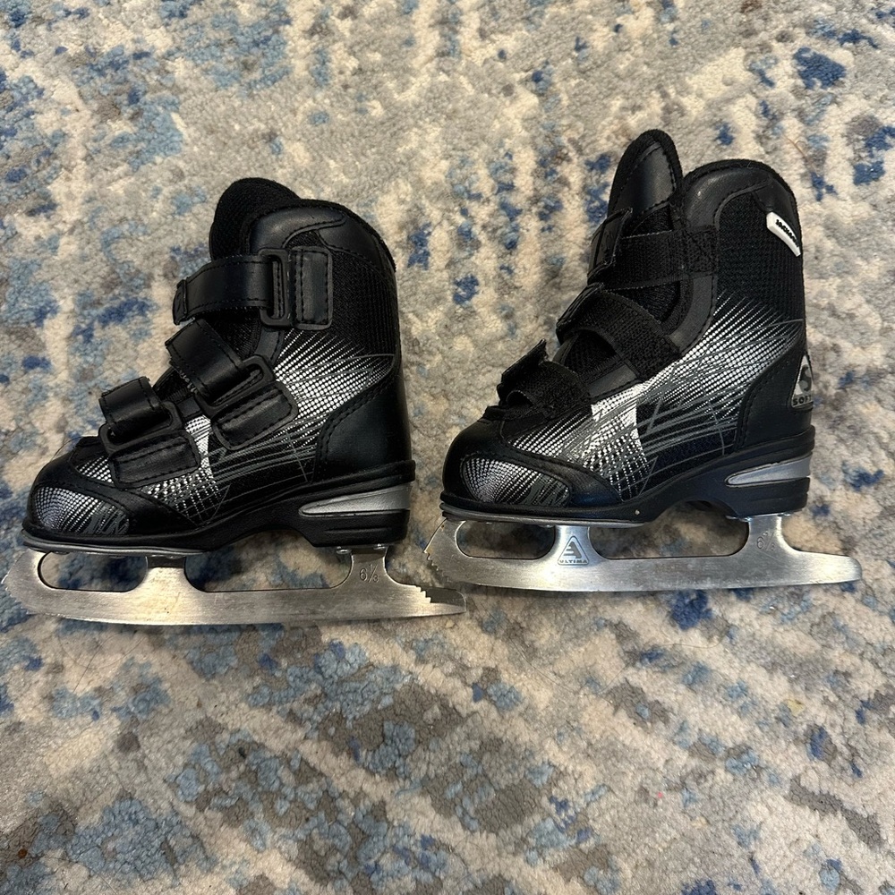 Toddler ice figure skates